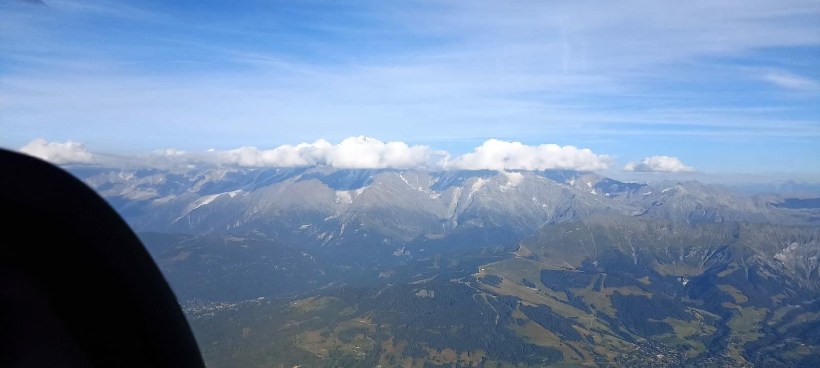 Le mont Blanc dépassant des nuages