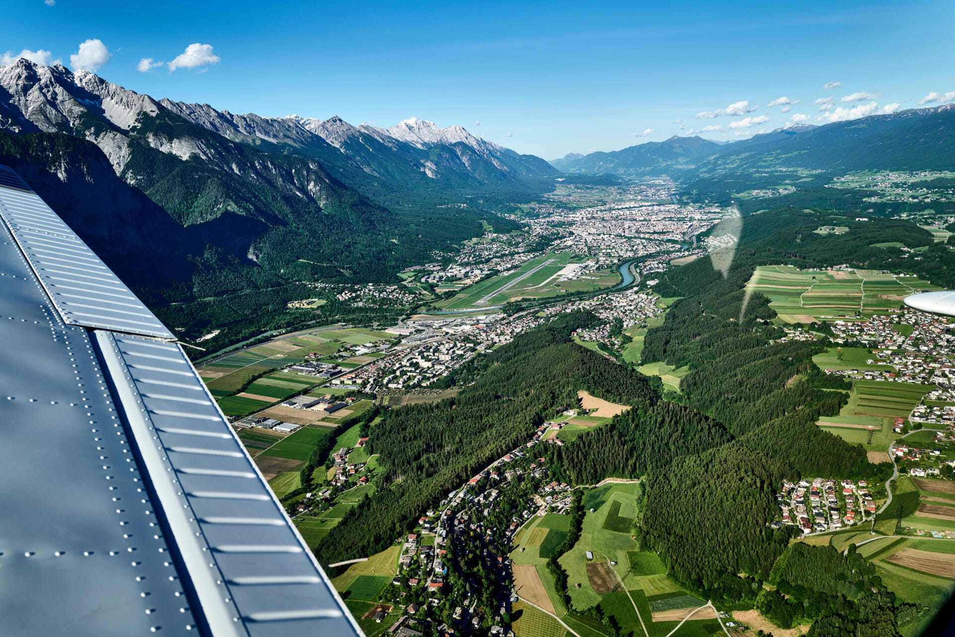 Das Inntal mit Flughafen und Stadt Innsbruck