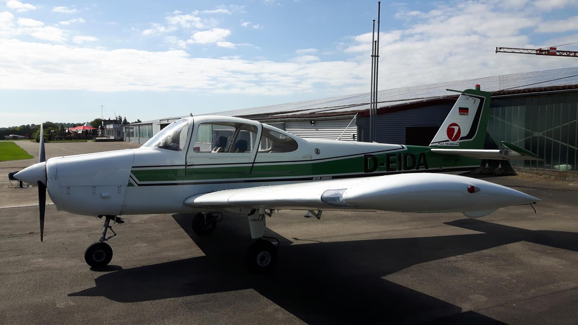 Fuji FA200-160 vor dem Hangar