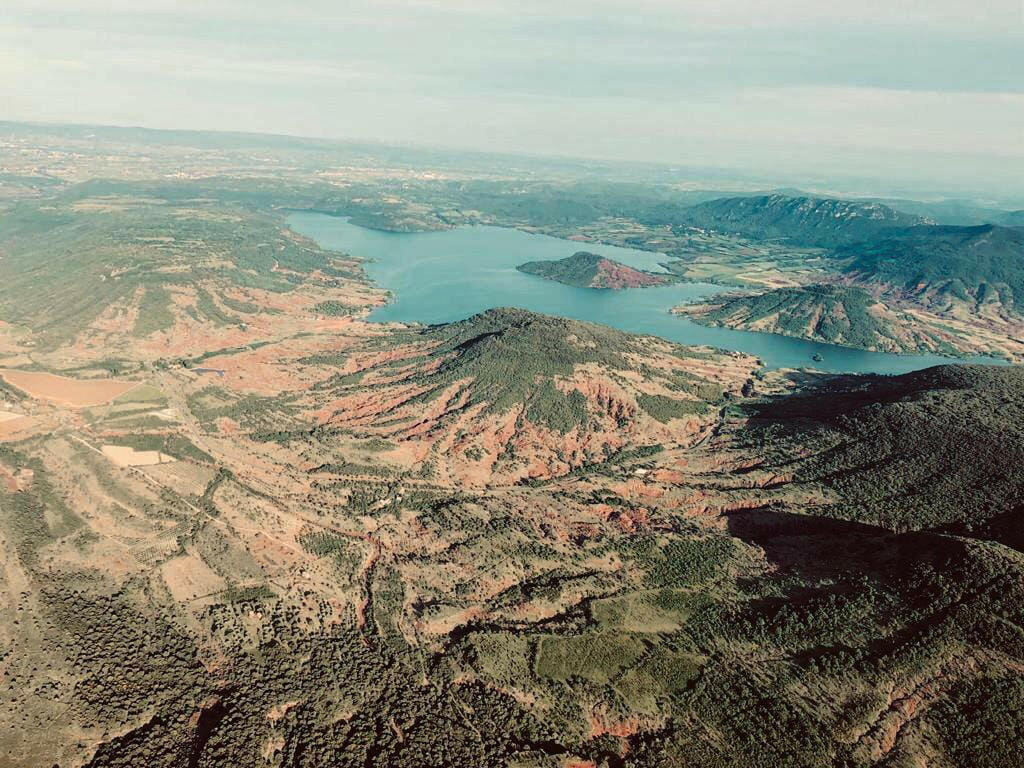 Survol Pic St Loup, Lac du Salagou, pays Héraultais (hélico)