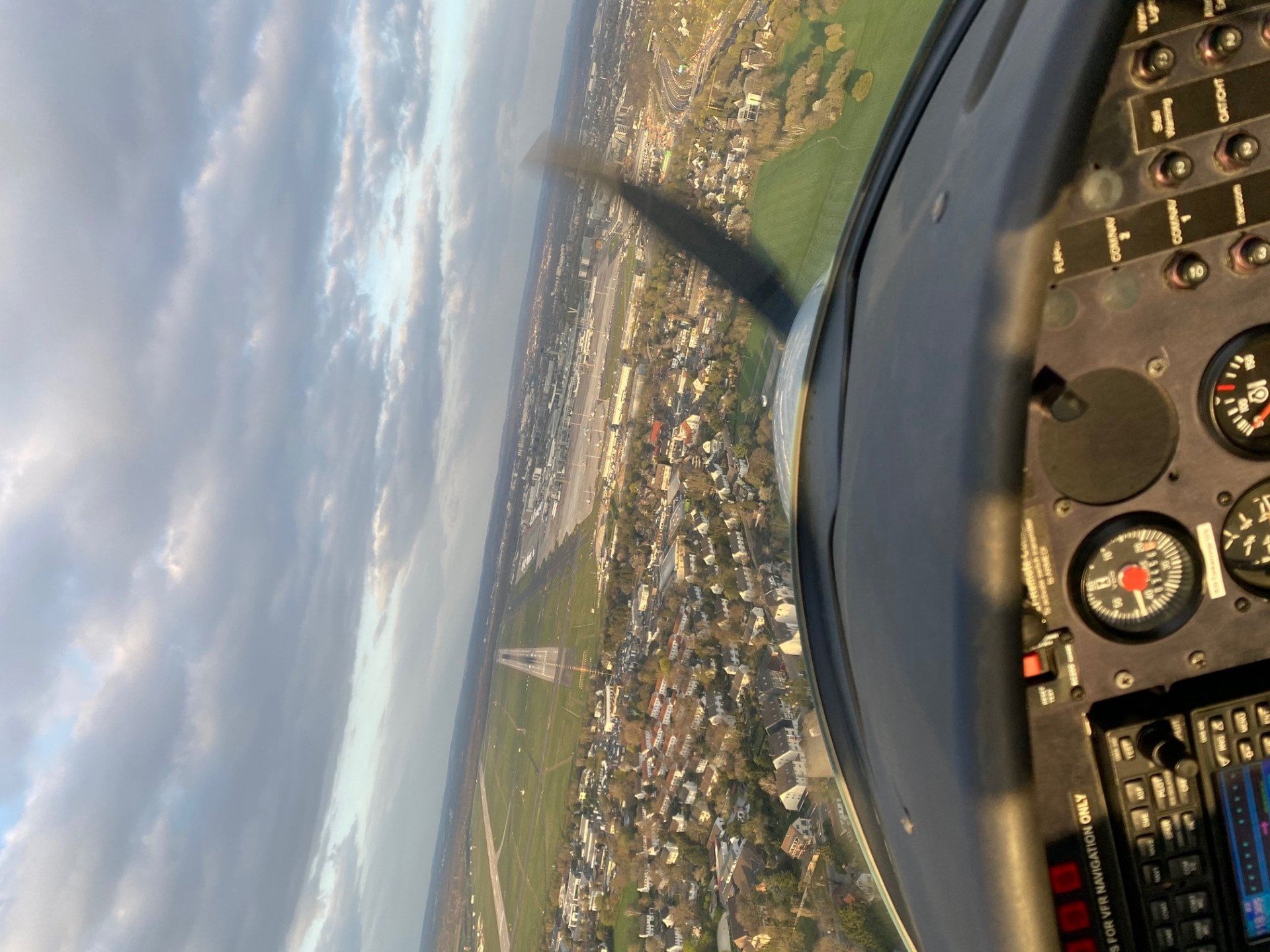 Rundflug über Düsseldorfer Flughafen, Altstadt und Rheinturm