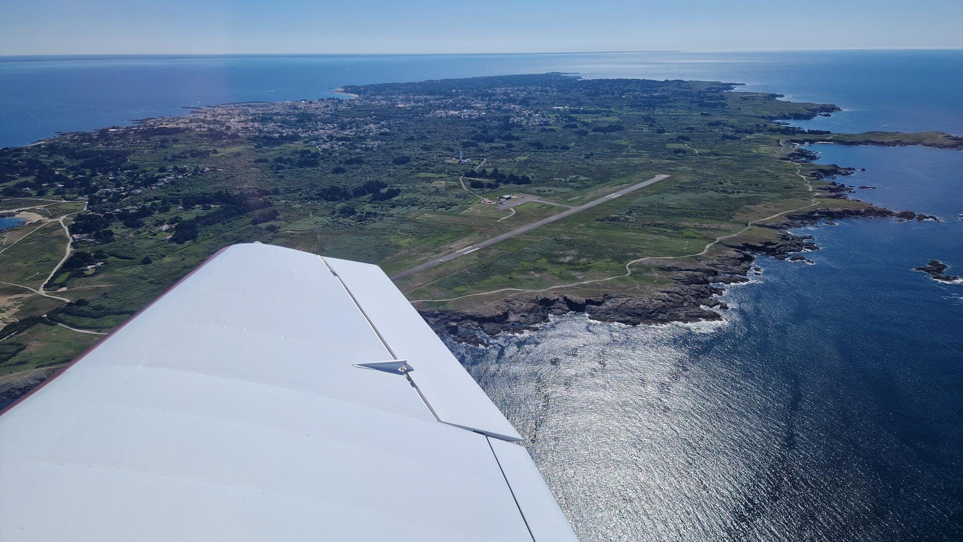 L'aérodrôme de l'île d'Yeu avec sa piste en dur 14-32