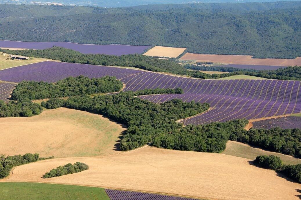 Balade aérienne à travers lacs & plateaux