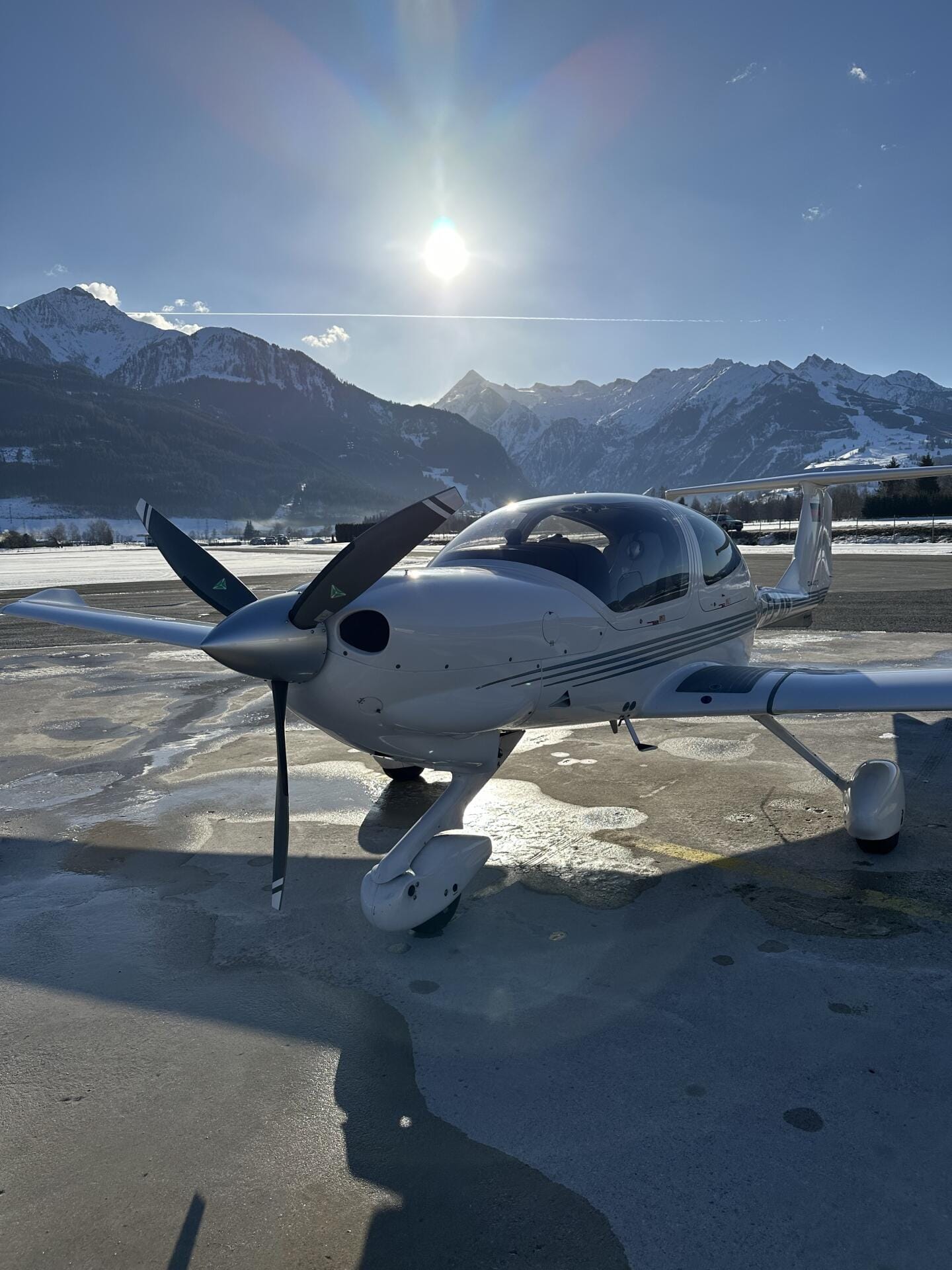 Diamond DA40 vor Alpenpanorama