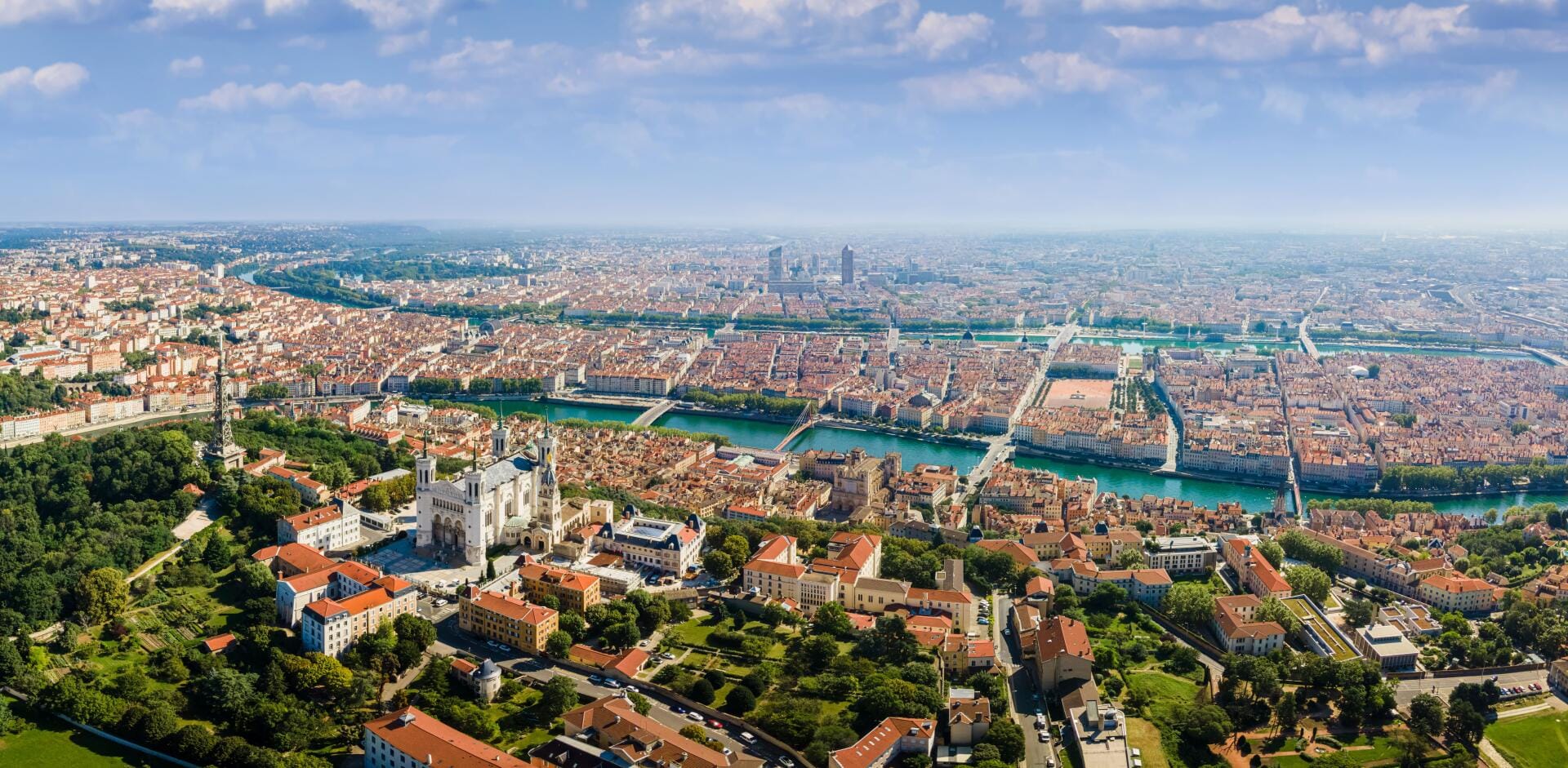 Vol panoramique au-dessus de Lyon : Fourvière, la confluence et les grands paysages lyonnais