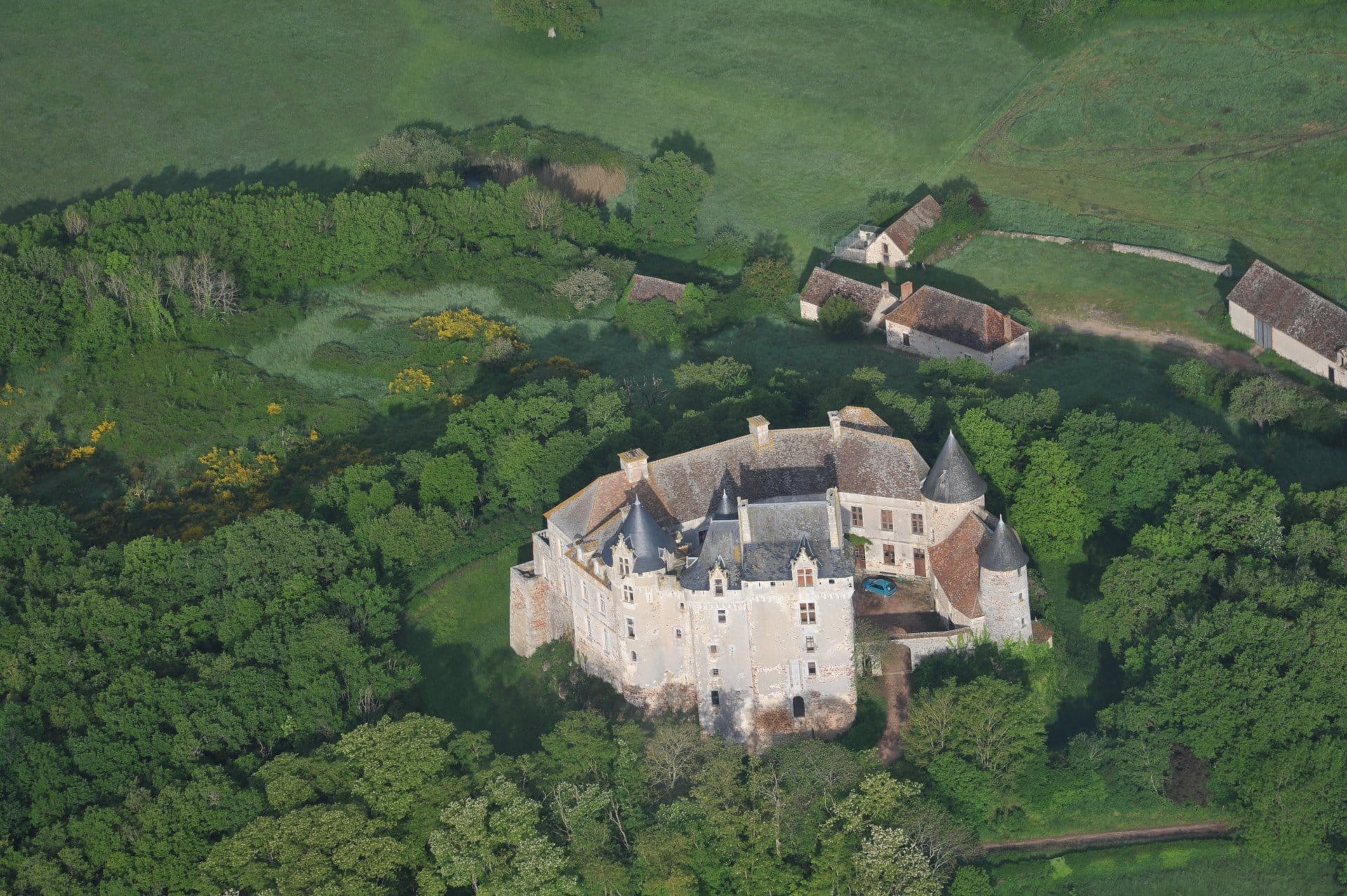 Vol dans l'Indre, entre bocage et étang