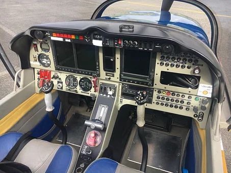 Vue du cockpit d'un DR400 CDI 155