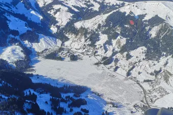 Der zugefrorene Schwarzsee im Winter