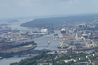 Hamburg und der Hafen.