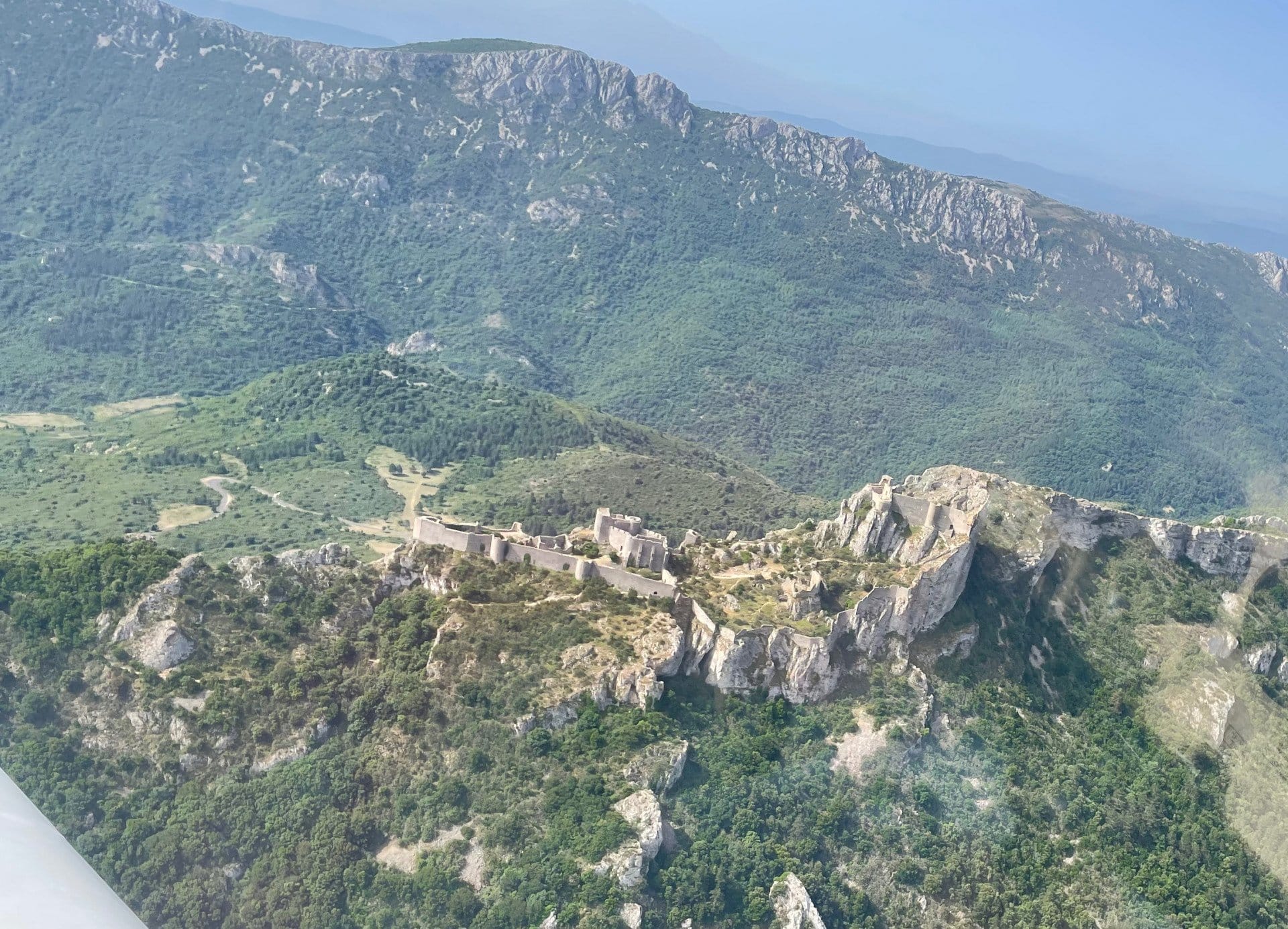 Survol des chateaux Cathares de Quéribus et Peyrepertuse