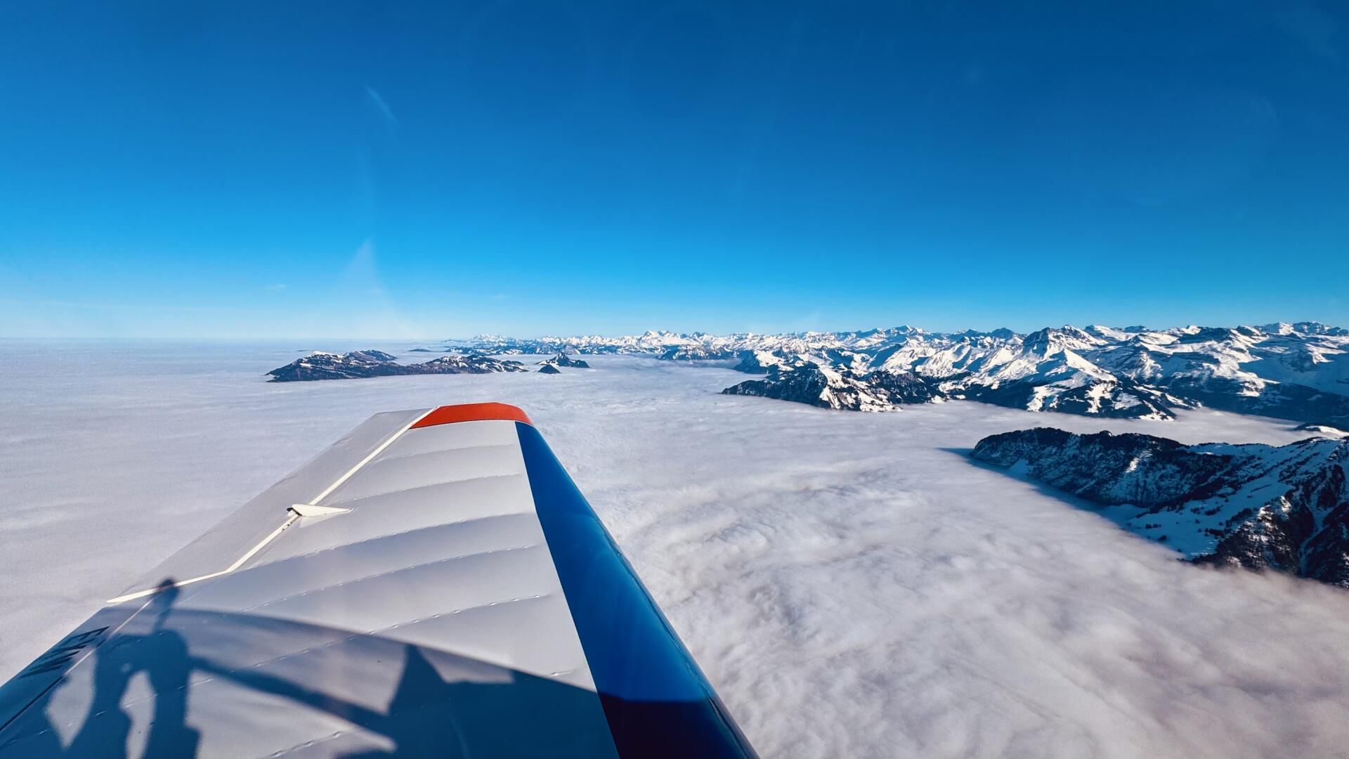 Nebelmeer mit Blick auf die endlose Alpenkette
