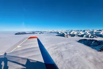 Nebelmeer mit Blick auf die endlose Alpenkette