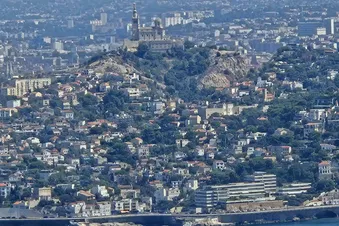 Balade aérienne autour de Marseille et des Calanques