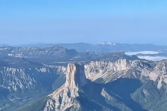 le Mont Aiguille au premier plan