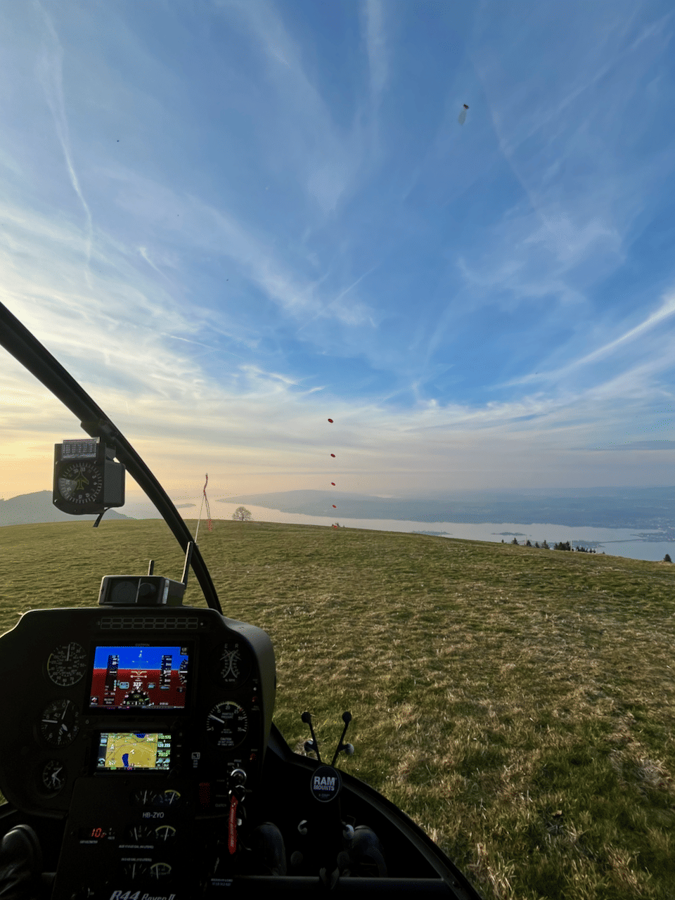 Blick vom Pilotensitz aus dem Robinson R44 Raven II