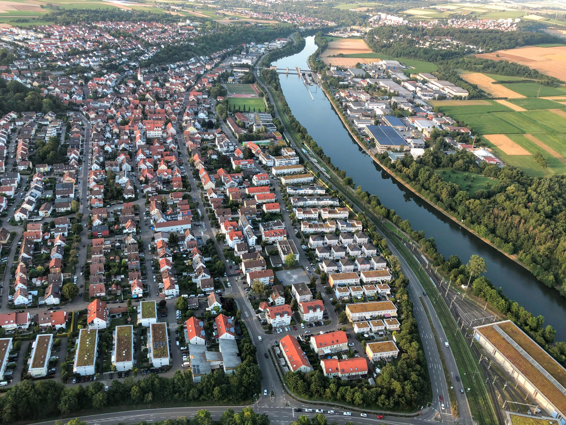 Blick auf Aldingen im Endanflug auf die Piste 28 in Pattonville