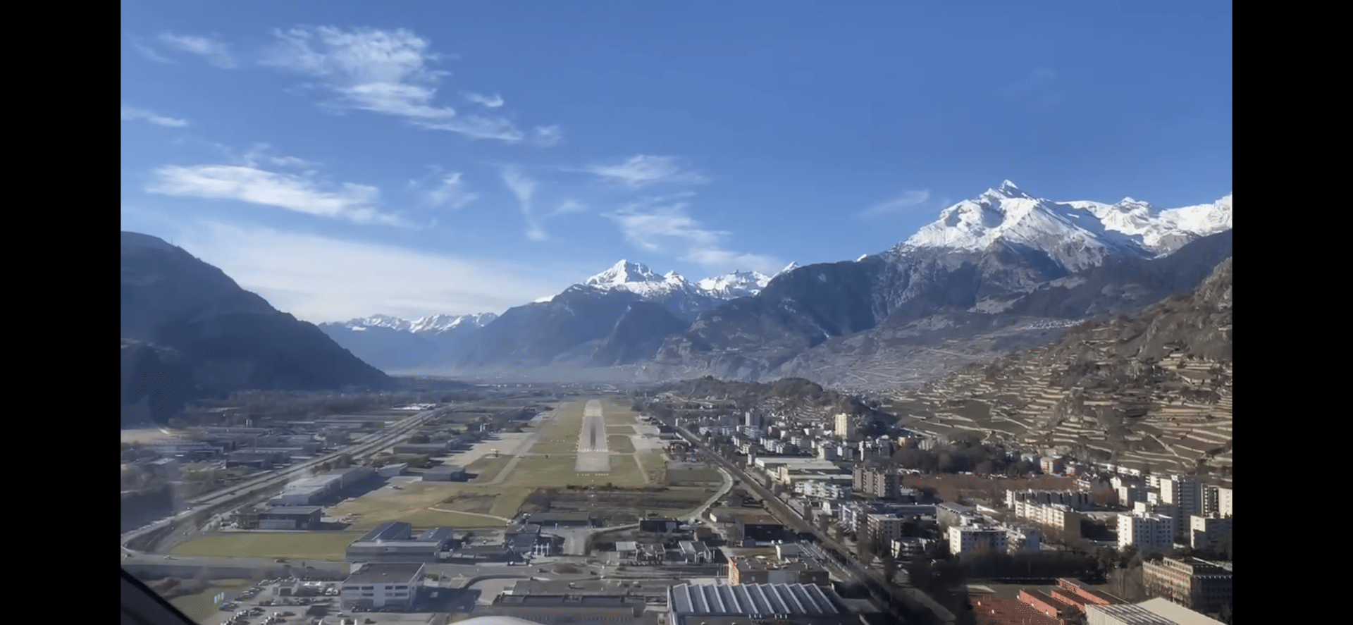 En finale piste 25 aéroport de Sion