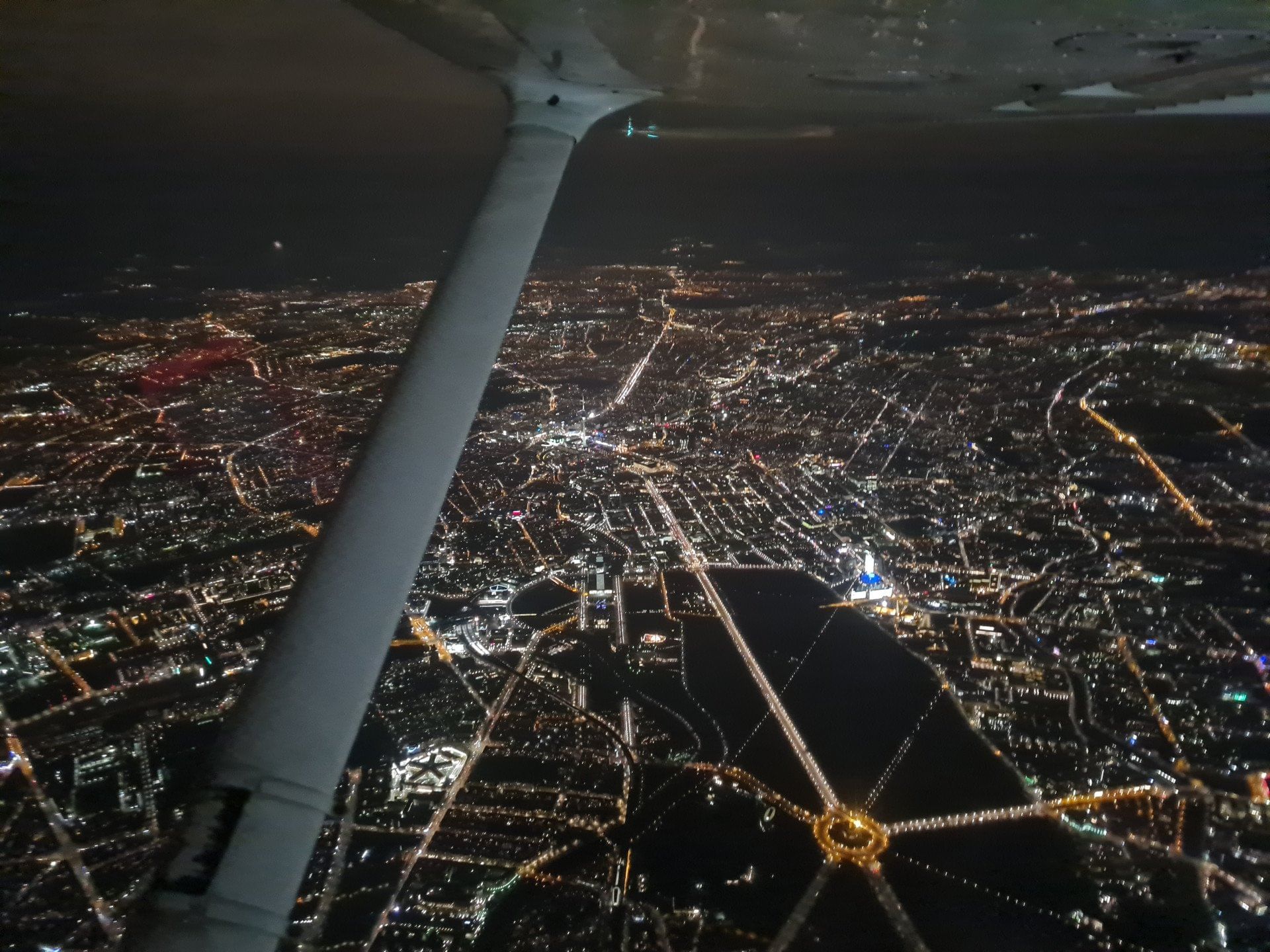 Nachtflug über Berlin in einer Cessna 172 für 2-3 Personen