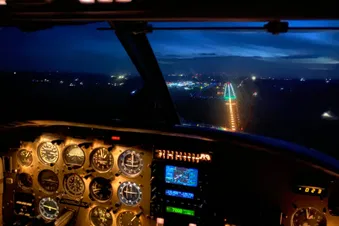 Eintauchen in das Lichtermeer der Landebahn