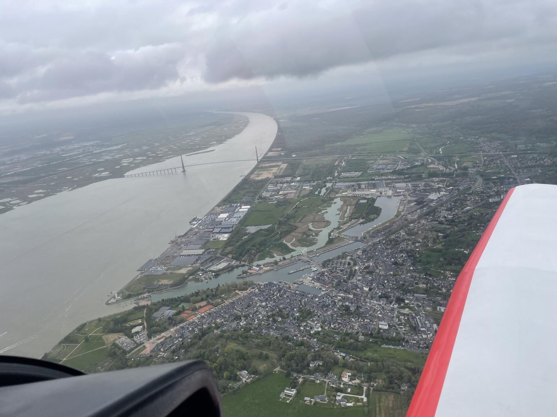 Ville de honfleur et le pont de Normandie