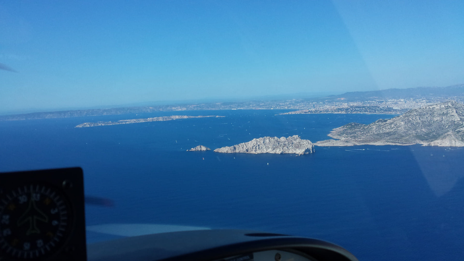 Vue de la rade de Marseille depuis la place passager