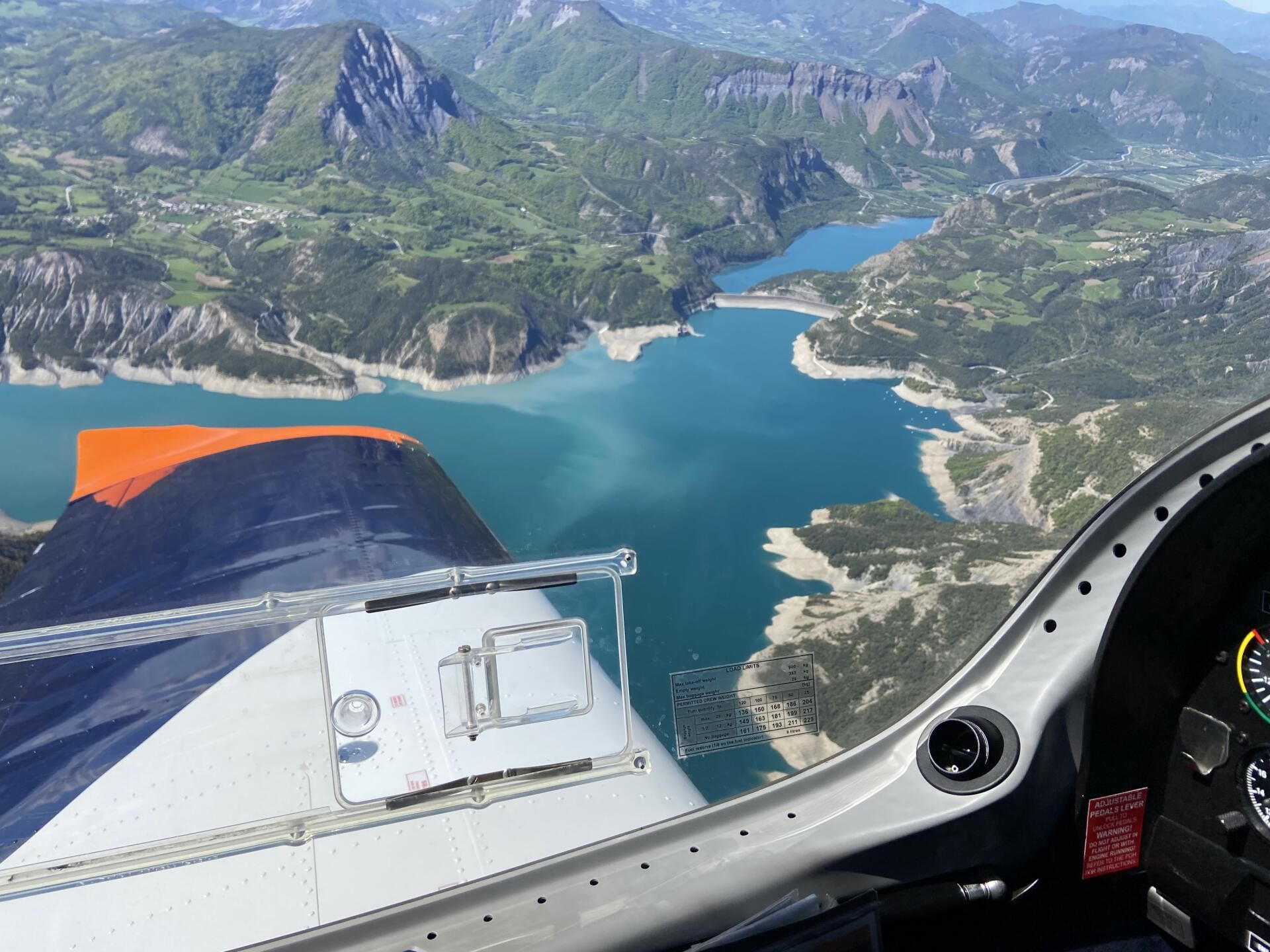 Vol au dessus du Lac de Serre-Ponçon, Pic de Bure et Ceuze