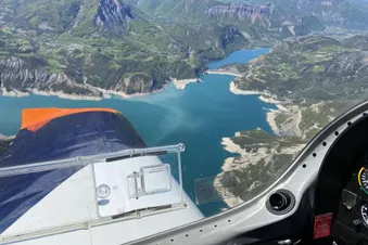 Vol au dessus du Lac de Serre-Ponçon, Pic de Bure et Ceuze