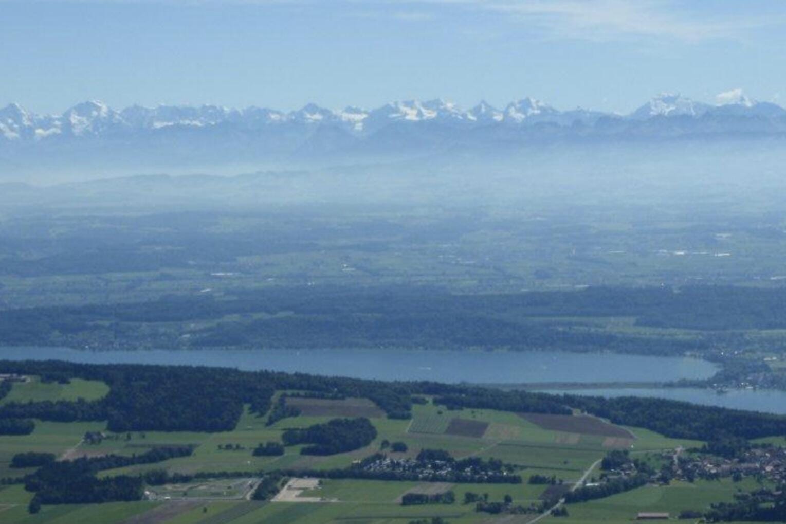 Blick vom Chasseral auf den Bielersee und Alpen