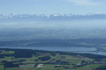 Blick vom Chasseral auf den Bielersee und Alpen