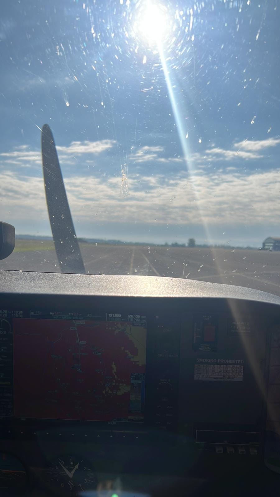 Ansicht rechter Cockpit-Sitz in der ersten Reihe auf Vorfeld während Rollen.