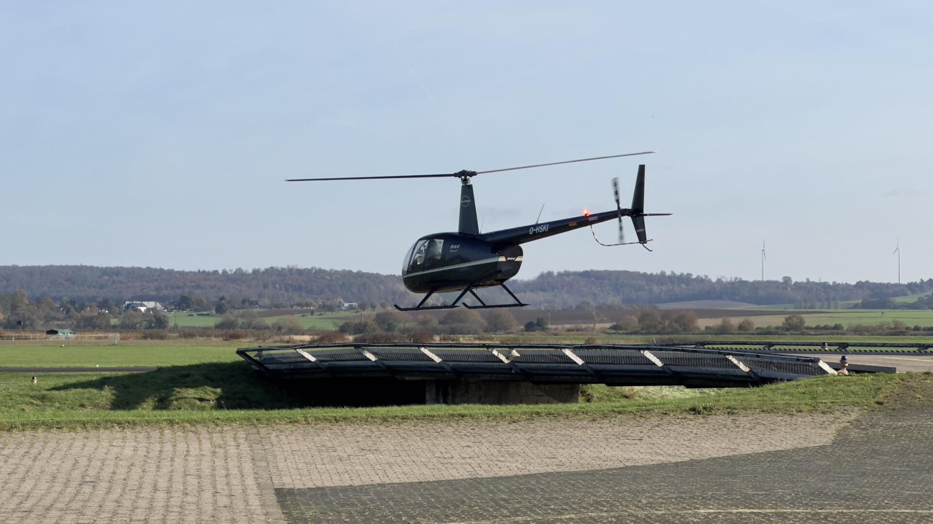 D-HSKI auf dem Weg zur Piste in EDFB