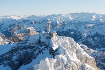Säntis mit Bergstation im Abendlicht