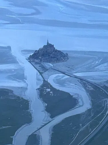 Vol entre Saint-Malo et le Mont-Saint-Michel