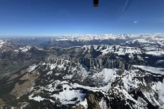 Im Vordergrund die Sicht auf die Gastlosen