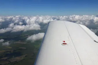Überlandflug tiefe Wolken