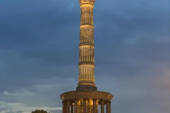 (Aus-)Flug nach Berlin o.ä.