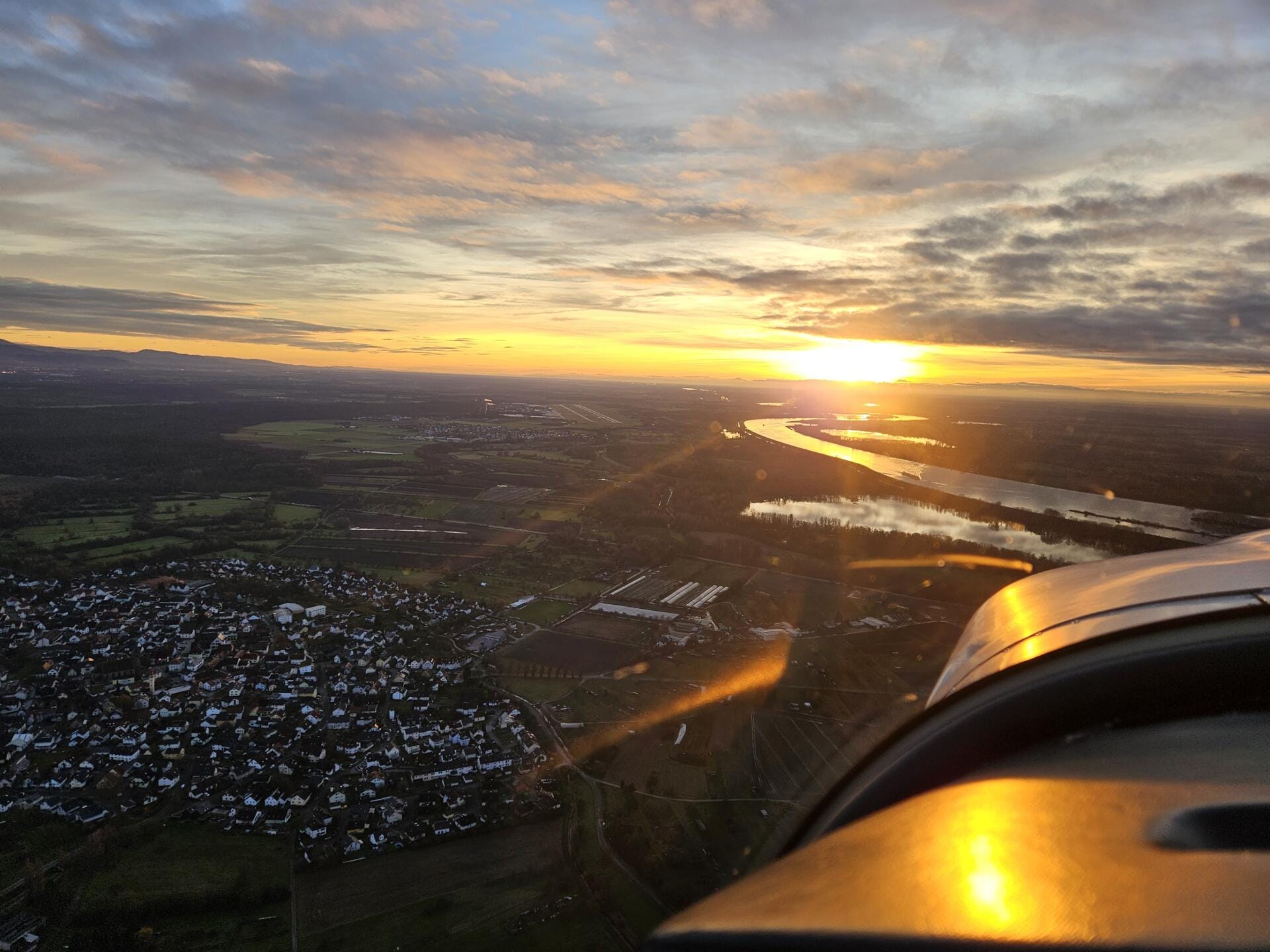 Über Schwarzwald, Rhein und Karlsruhe