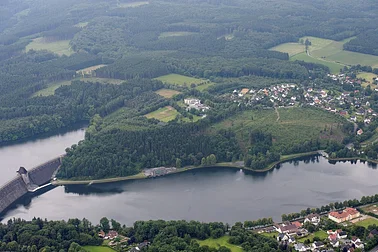 Wald, Wasser und Hügel