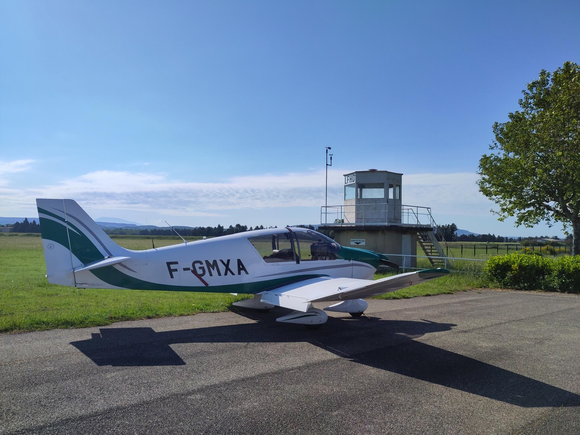 Vue de coté du Robin DR400/140B 160ch F-GMXA à Pierrelatte