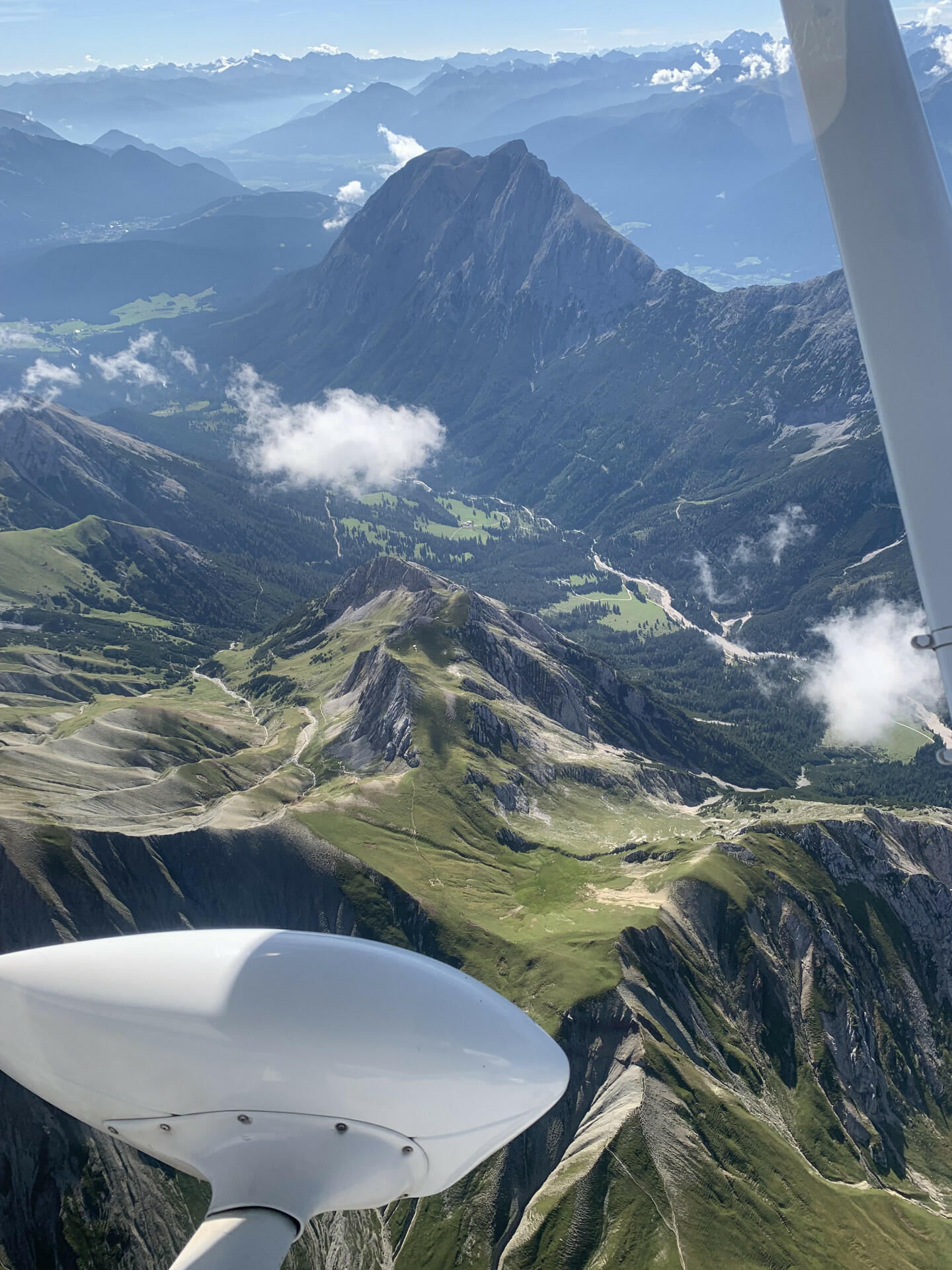 Traumhafter Panoramaflug zur Zugspitze und den Alpennordrand