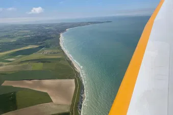 Les 2 caps gris et blanc nez avec escale aeroport de calais