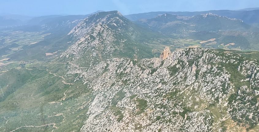 Survol des chateaux Cathares de Quéribus et Peyrepertuse