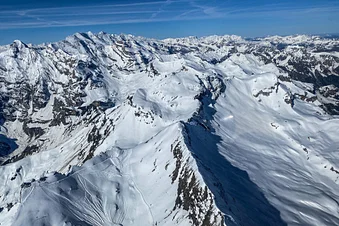 La splendeur des Alpes bernoises depuis Gruyères en avion