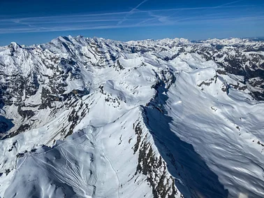 La splendeur des Alpes bernoises depuis Gruyères en avion