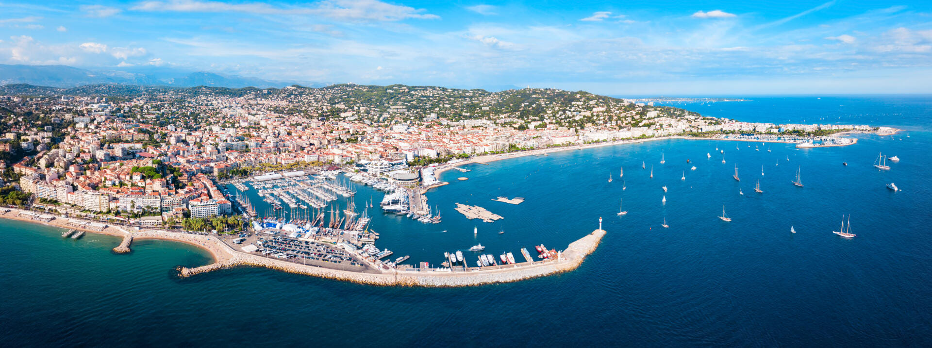 Vol panoramique sur la Côte d’Azur : Cannes, les îles de Lérins, l’Estérel et Saint-Tropez vus du ciel - France