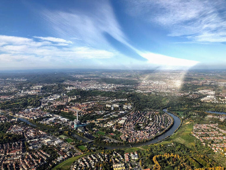 Rundflug über Stuttgart und Umgebung: Fernsehturm, Neckartal und schwäbische Schlösser aus der Luft