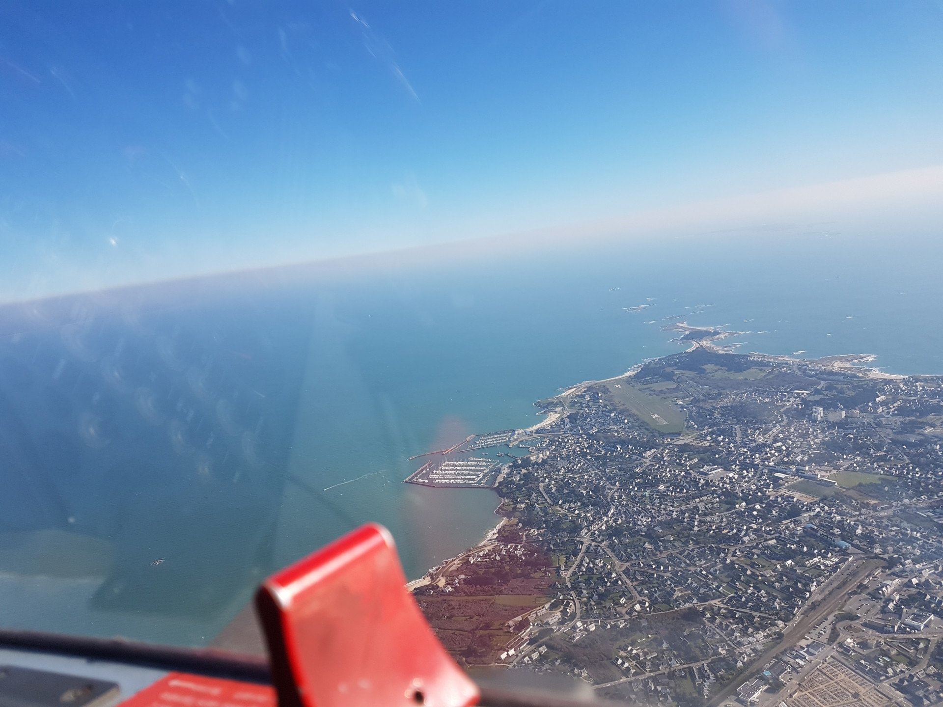 Survol de la cote bretonne nord jusque Brest