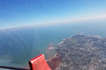 Survol de la cote bretonne nord jusque Brest