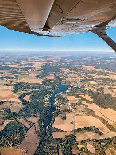 Vol autour du lac de l'Ailette et de l'abbaye de Vauclair