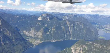 Rundflug ins Salzkammergut mit Seengebiet und Dachstein